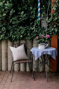 une table, une chaise et une table avec une plante dans l'établissement Hotel Vogtareuther-Hof, à Vogtareuth