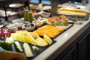 un buffet con muchos tipos diferentes de comida en una mesa en Petit Palace Tres Cruces, en Madrid