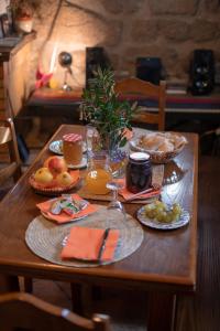 uma mesa de madeira com comida em cima em Casa da Cuca em Campo do Gerês