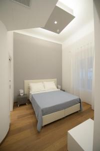 Dormitorio blanco con cama y techo en "Corte Mopps" città della ceramica Grottaglie - SPA Elysium en Grottaglie
