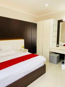 Un pat sau paturi într-o cameră la Platinum Setrasari Guest House 5BR Private Pool Bandung
