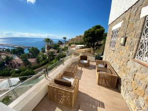 Ein Balkon oder eine Terrasse in der Unterkunft 2 bedrooms house at Alicante 100 m away from the beach with sea view and furnished terrace