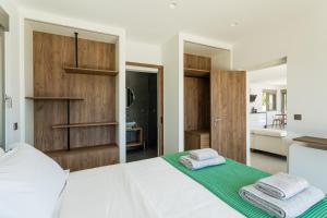 Postel nebo postele na pokoji v ubytování Manitennisvillas