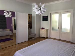 - une chambre avec un lit et un lustre dans l'établissement Ferienwohnung an der grünen Clara, à Erfurt