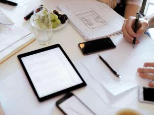 una mesa con una tablet y un tazón de uvas en ibis Frankfurt Centrum en Frankfurt