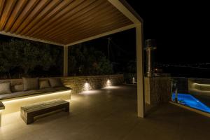 Bazén v ubytování Manitennisvillas nebo v jeho okolí