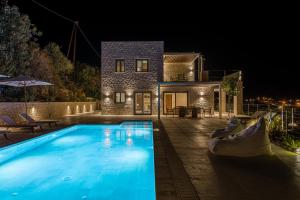 Bazén v ubytování Manitennisvillas nebo v jeho okolí