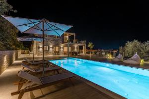 Bazén v ubytování Manitennisvillas nebo v jeho okolí