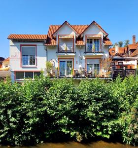 uma casa grande com varanda e arbustos em Muemling Apartment 2 em Erbach