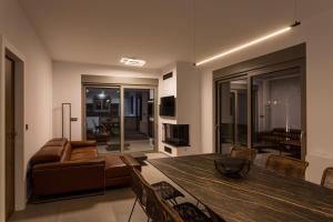 TV a/nebo společenská místnost v ubytování Manitennisvillas