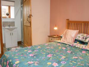 Кровать или кровати в номере Meadow Barn