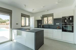Kuchyň nebo kuchyňský kout v ubytování Manitennisvillas