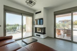 TV a/nebo společenská místnost v ubytování Manitennisvillas