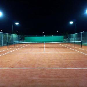 Tenis a/nebo squash v ubytování Manitennisvillas nebo okolí