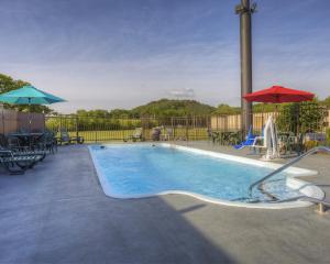 The swimming pool at or close to Howard Johnson by Wyndham Chattanooga Lookout Mountain