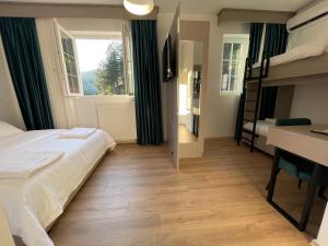 Ένα ή περισσότερα κρεβάτια σε δωμάτιο στο Hotel SH & SH