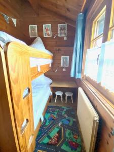 Kleines Zimmer mit Etagenbett in einer Hütte in der Unterkunft Ferienhaus Bruckner Hayingen Lauterdörfle in Hayingen