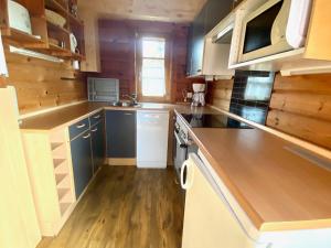 eine Küche mit Holzschränken und einer Arbeitsplatte in der Unterkunft Ferienhaus Bruckner Hayingen Lauterdörfle in Hayingen