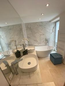 Graz Altbauwohnung tesisinde bir banyo