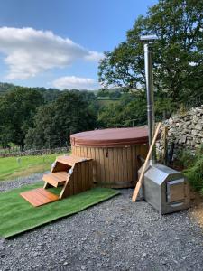 Fotografija u galeriji objekta Safari Tent with Hot Tub in heart of Snowdonia u gradu Dolgellau
