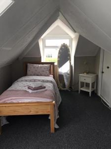 een slaapkamer met een bed en een spiegel in een tent bij Rose Cottage: Delightful 4 bedroom detached home in Portrush