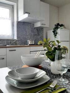 Kitchen o kitchenette sa Ferienwohnung "Am Blauwasser" mit Infrarotkabine