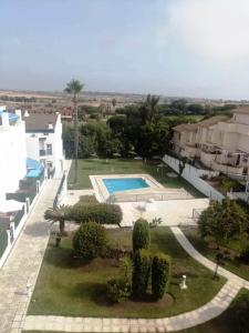 uma vista aérea de um pátio com piscina em ALCARAVAN 50 em Huelva