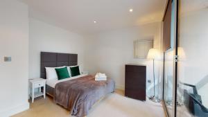 A bed or beds in a room at Spacious Serviced Apartments Canary Wharf 