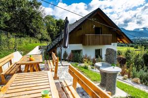 un patio con una mesa de madera y un edificio en APARTMAJI GORENC, en Bled