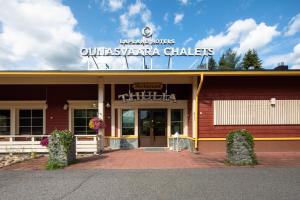 een gebouw met een bord dat zuidoostelijke clusters leest bij Lapland Hotels Ounasvaara Chalets in Rovaniemi