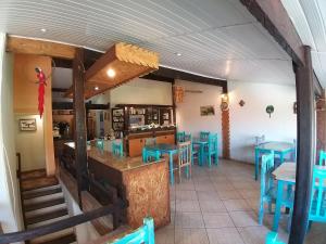 un restaurant avec des tables bleues et des chaises bleues dans l'établissement Pousada Requinte da Mantiqueira, à Piracaia