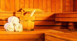 eine Sauna mit Handtüchern und einem Entsafter und einer Tasse in der Unterkunft Victor's Residenz-Hotel Saarbrücken in Saarbrücken