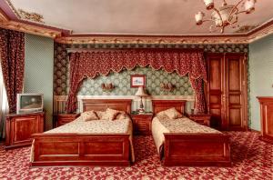 イスタンブールにあるGrand Hotel de Londresのベッドルーム1室(ベッド2台付)