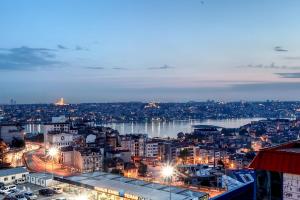 イスタンブールにあるGrand Hotel de Londresの川と建物のある夜の都市