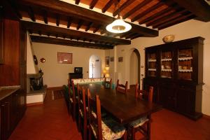 a dining room with a wooden table and chairs at Agriturismo Cortoreggio in Cortona