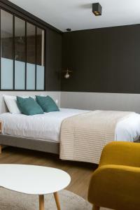 Uma cama ou camas num quarto em Les Voyageurs