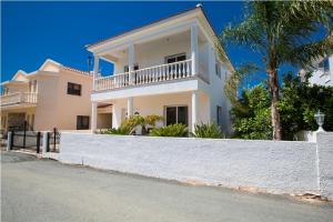 uma casa branca com uma cerca branca e palmeiras em Carilisto Villas Big 4 Bedrooms in Center of Ayia Napa em Agia Napa