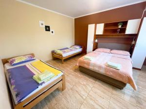 Postel nebo postele na pokoji v ubytování Apartmani Combaj