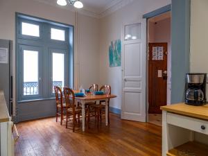 - une cuisine et une salle à manger avec une table et des chaises dans l'établissement La Villa François Premier, à La Bourboule