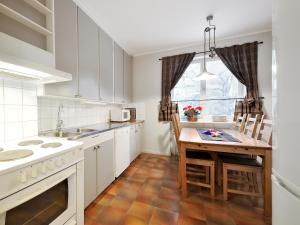eine Küche mit weißen Schränken und einem Holztisch in der Unterkunft Gästhuset i Åre in Åre