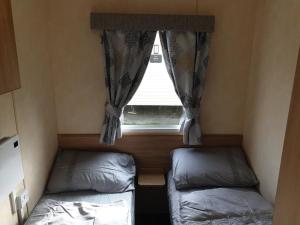 Postel nebo postele na pokoji v ubytování 3-Bed Caravan in Walton on the Naze