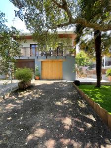 a house with a large driveway in front of it at Appartement avec jardin entre lac et océan Hossegor in Soorts-Hossegor