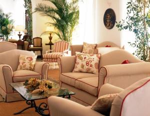 a living room with couches and a table at Hotel Caesar Augustus in Anacapri