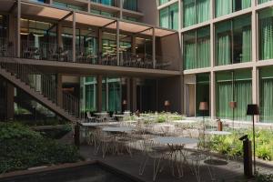 リスボンにあるLumen Hotel & The Lisbon Light Showの中庭(テーブル、椅子付)