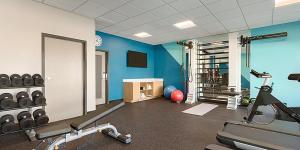 una sala de fitness con un gimnasio con cinta de correr en avid hotels - Byron - Warner Robins, an IHG Hotel, en Byron
