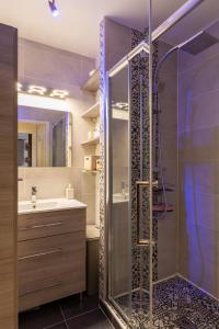 een badkamer met een douche en een wastafel bij DIFY Vieux Lyon in Lyon