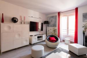 een woonkamer met witte meubels en een rood gordijn bij DIFY Vieux Lyon in Lyon