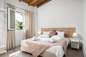 Postel nebo postele na pokoji v ubytování Folies Corfu Town Hotel Apartments