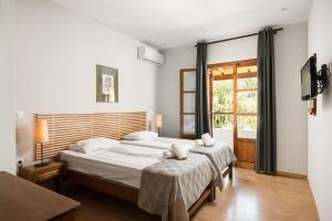 Postel nebo postele na pokoji v ubytování Folies Corfu Town Hotel Apartments