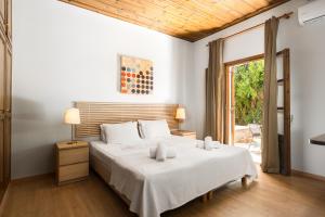Postel nebo postele na pokoji v ubytování Folies Corfu Town Hotel Apartments